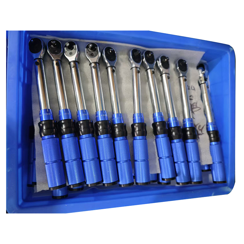What are the different features of the Bicycle 12-Piece Set hardware tools?